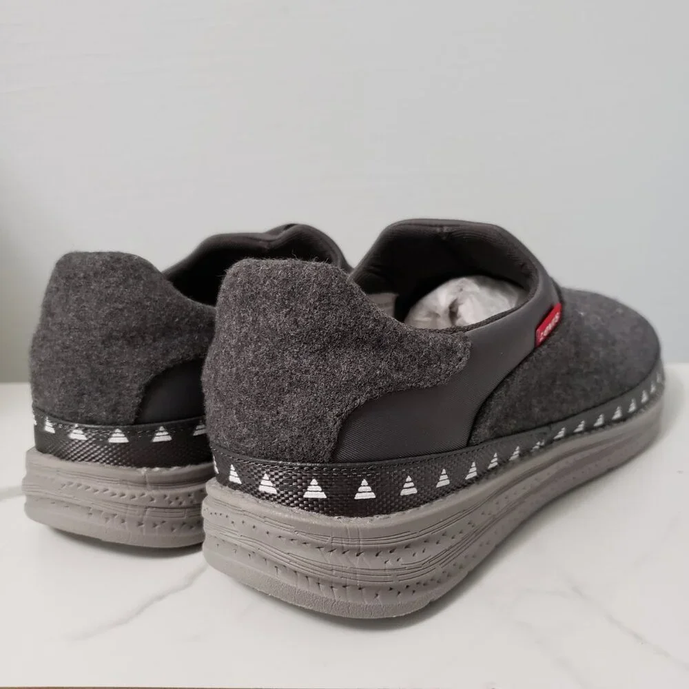 NEW Men's Levis size 11 / 12 slip on felt loafer slipper memory foam shoe casual